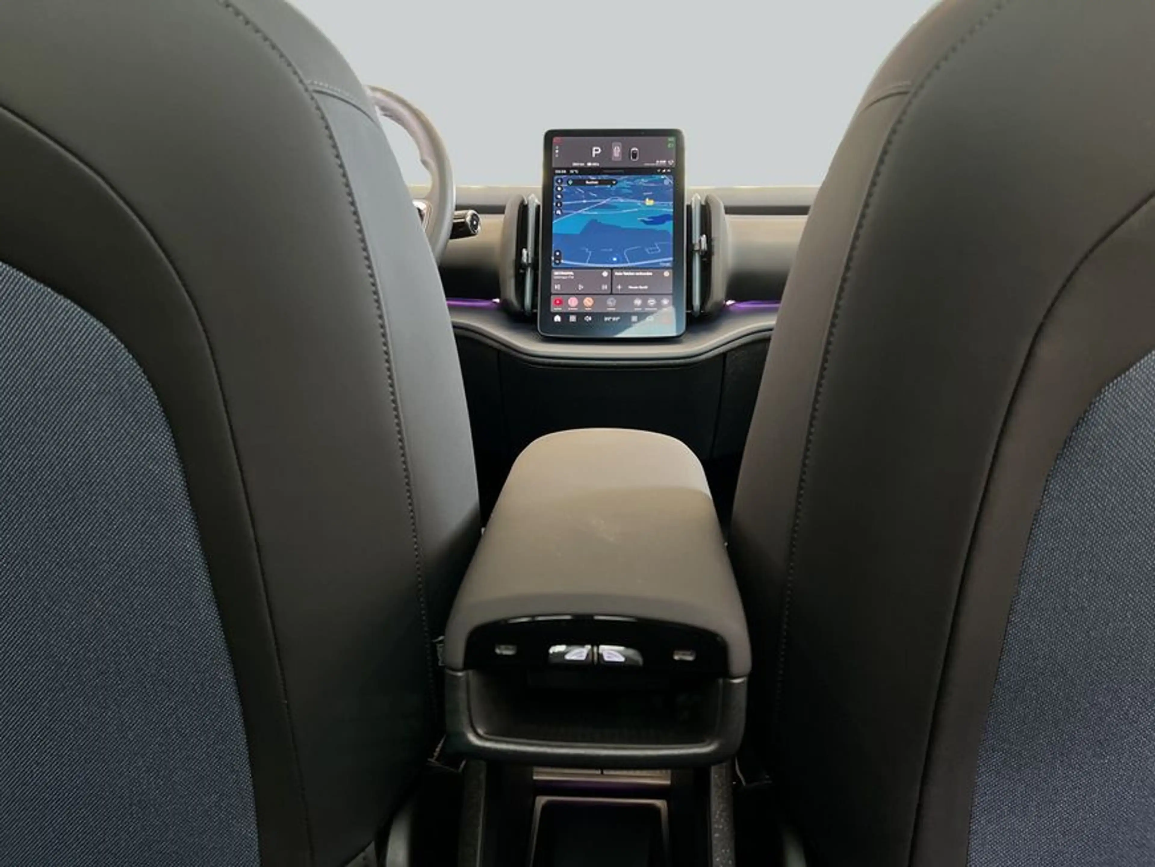 Volvo EX30 Twin-Motor Performance AWD Ultra Park-Assist- — photo 15