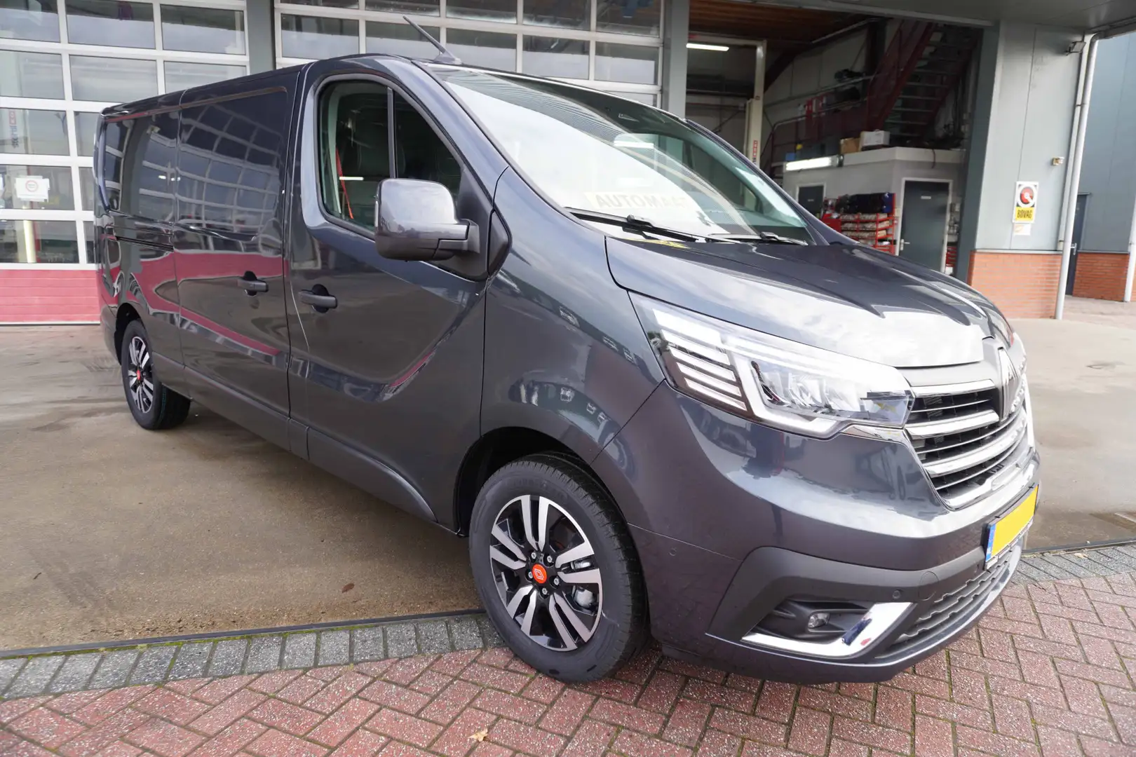 Renault Trafic 2.0 Blue dCi 170pk T30 L2H1 Red Edition Exclusive Grijs - 2