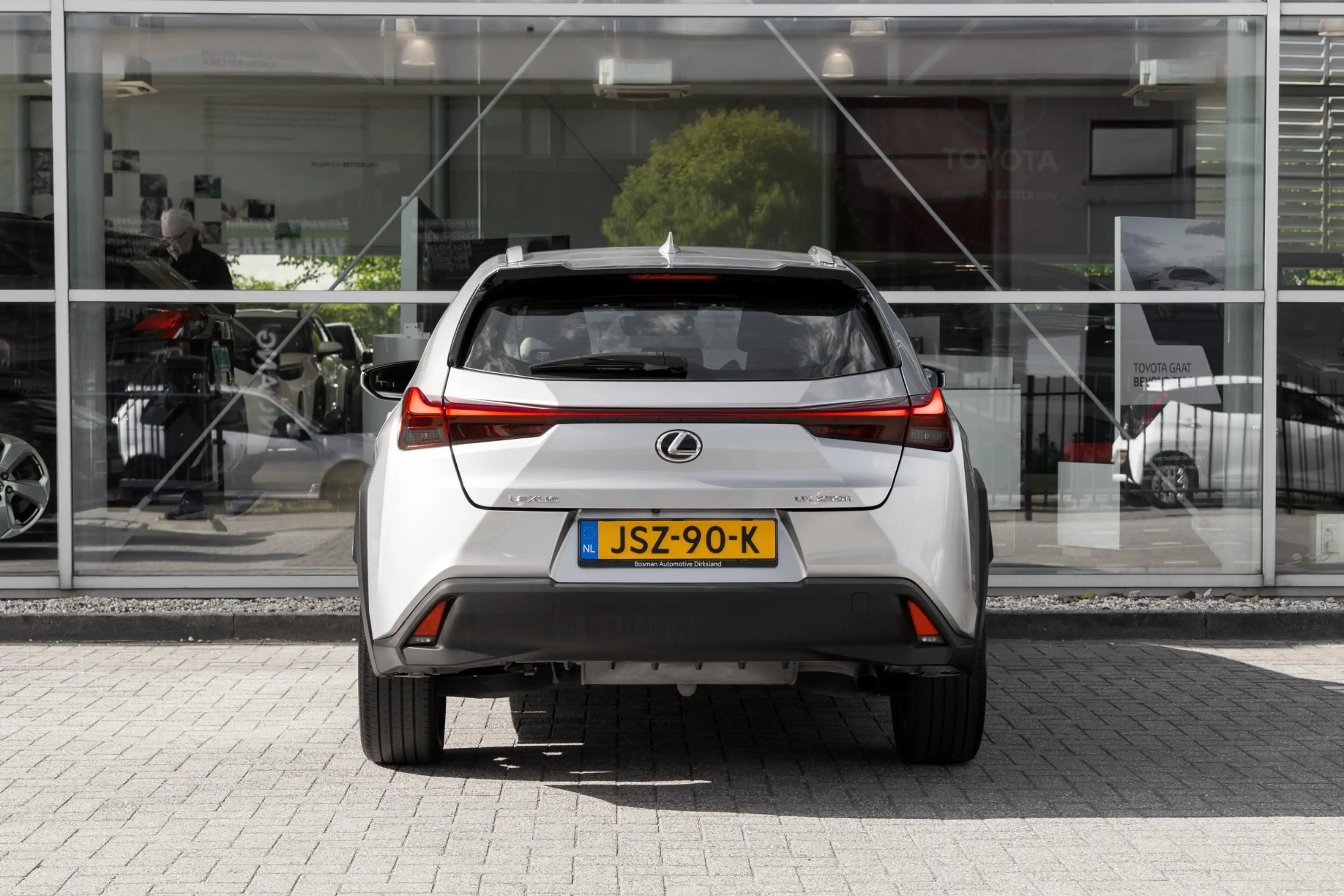 Lexus UX 250h — photo 14