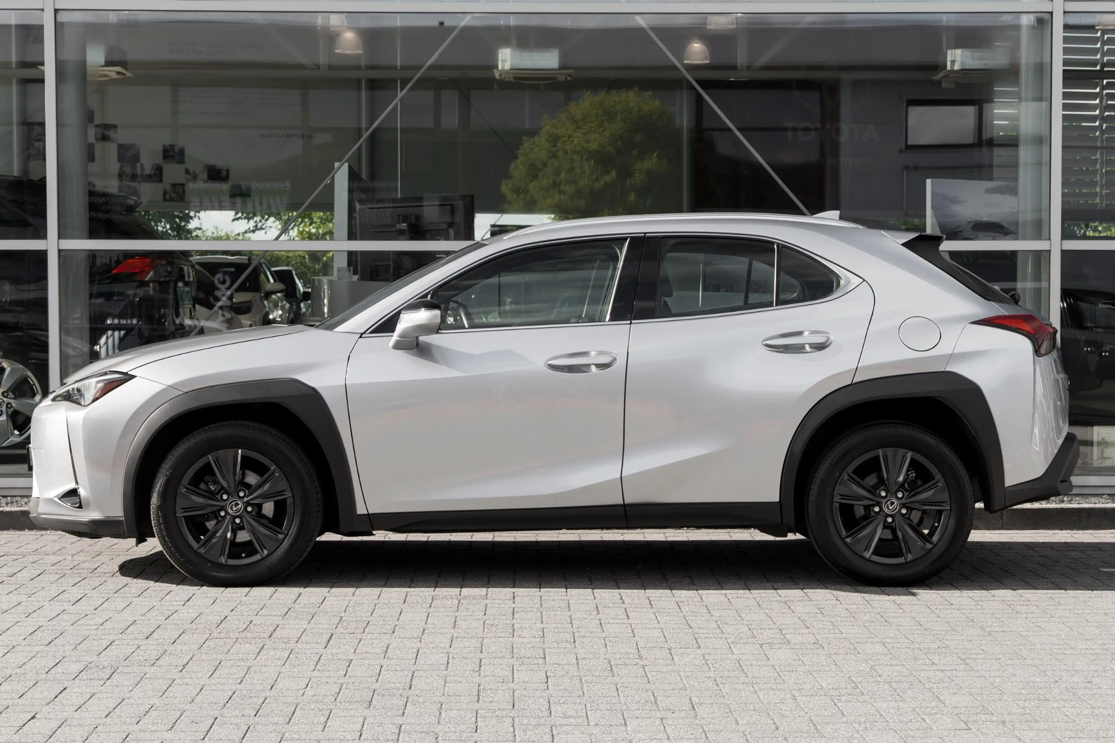 Lexus UX 250h — photo 9