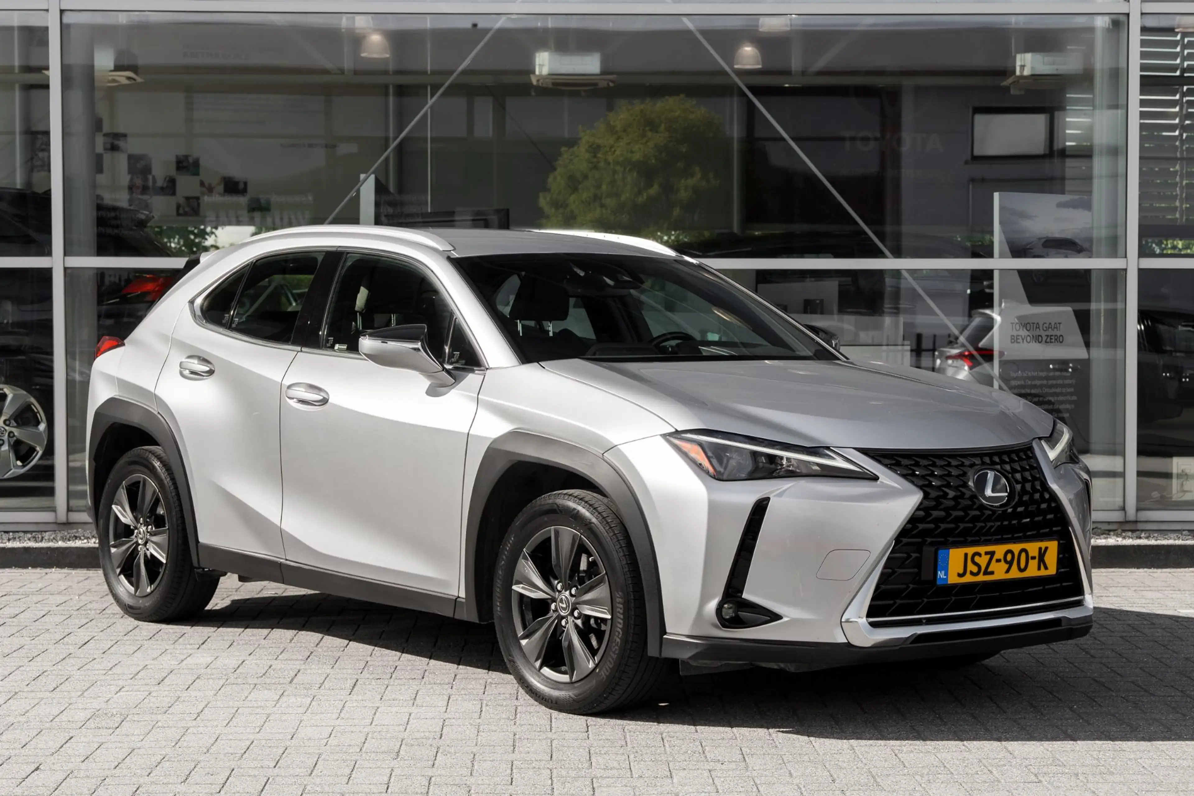 Lexus UX 250h — photo 7