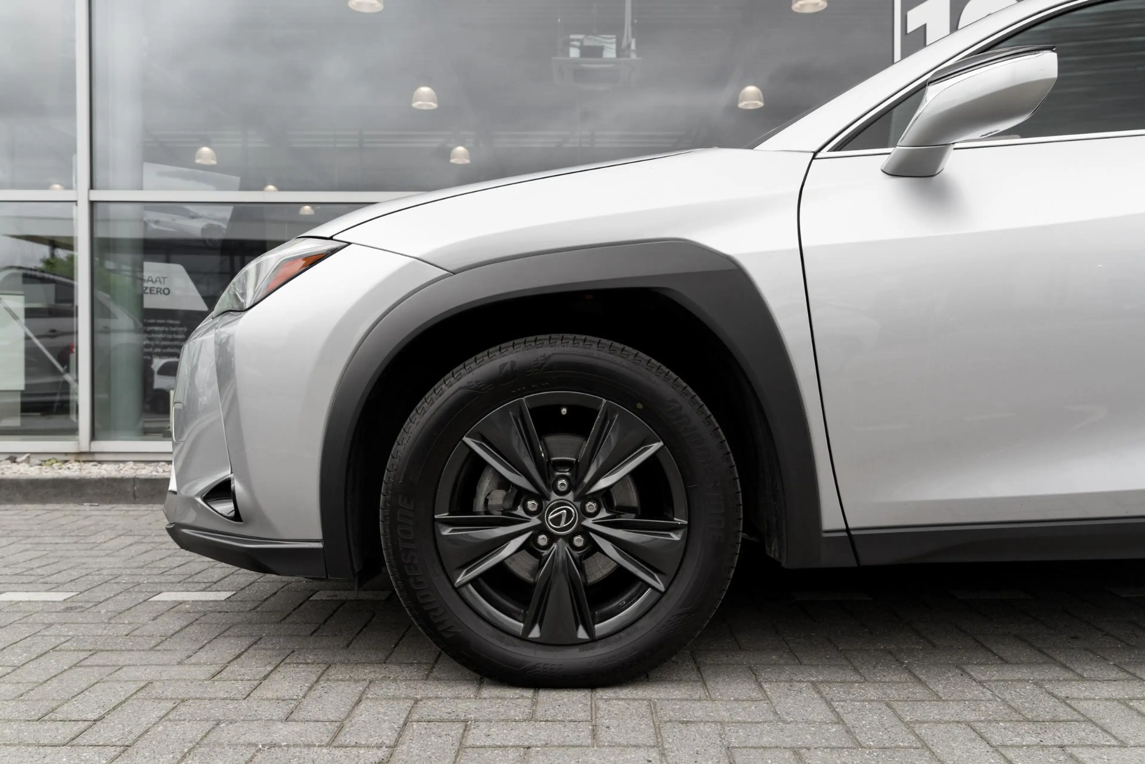 Lexus UX 250h — photo 10