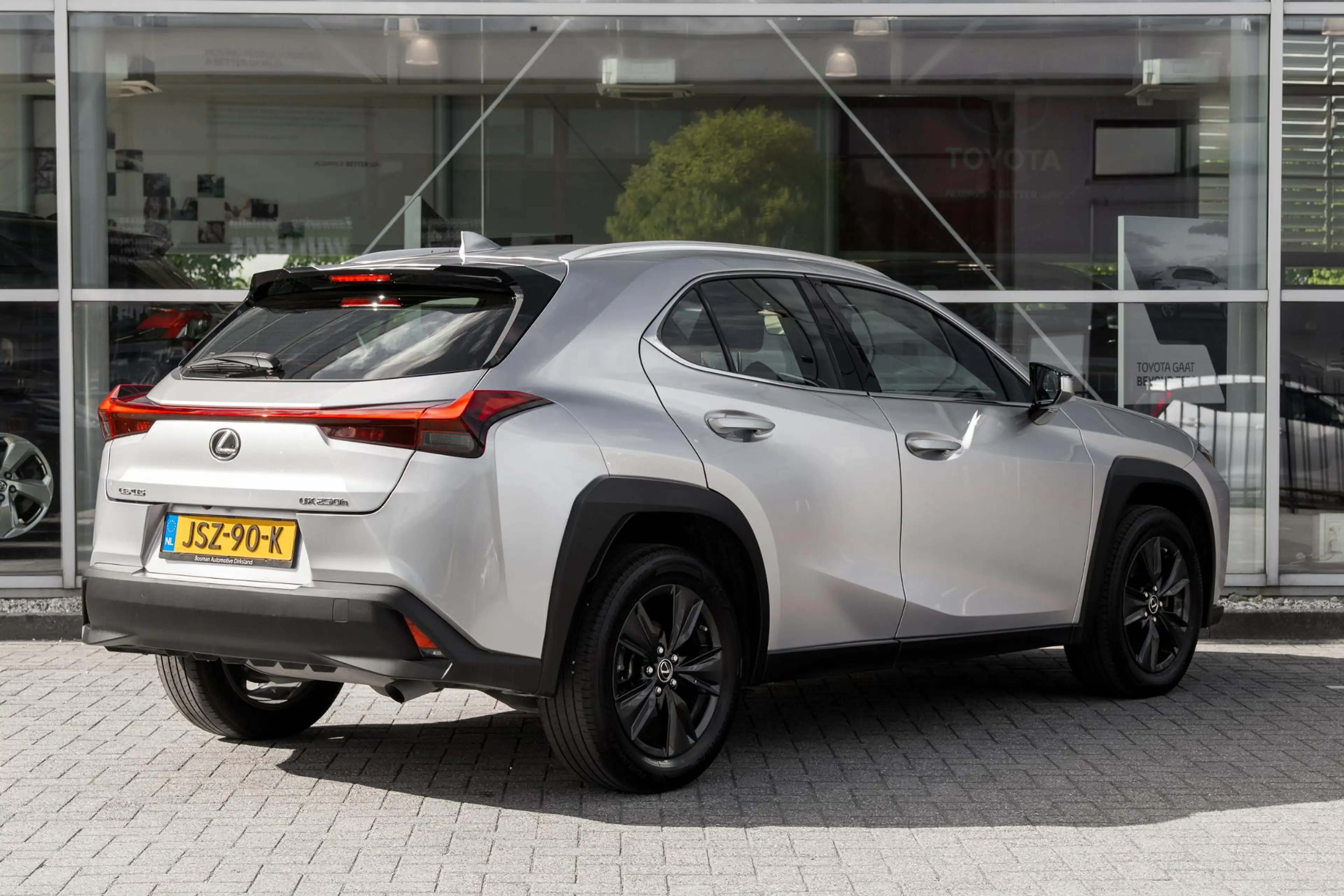 Lexus UX 250h — photo 2