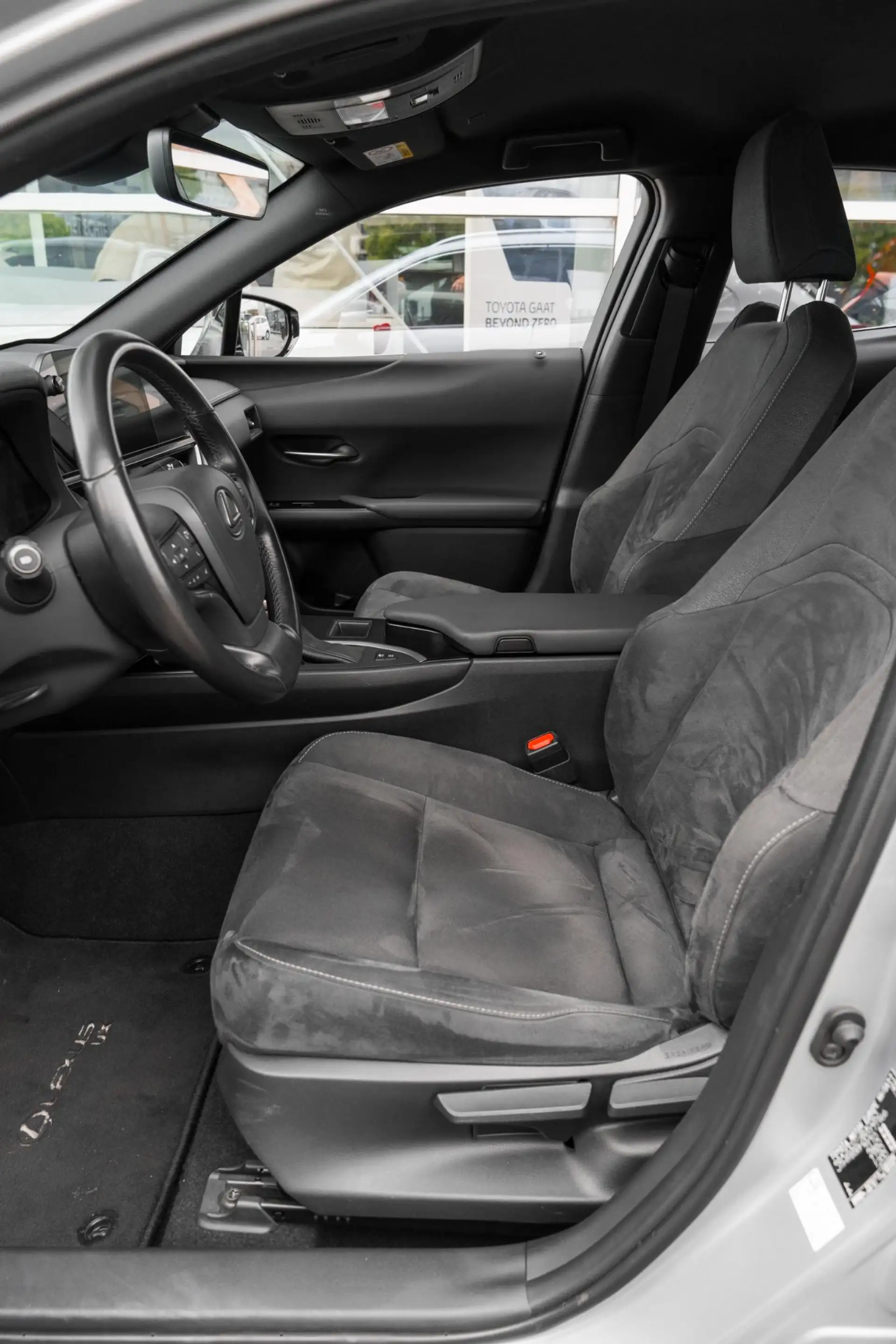 Lexus UX 250h — photo 11