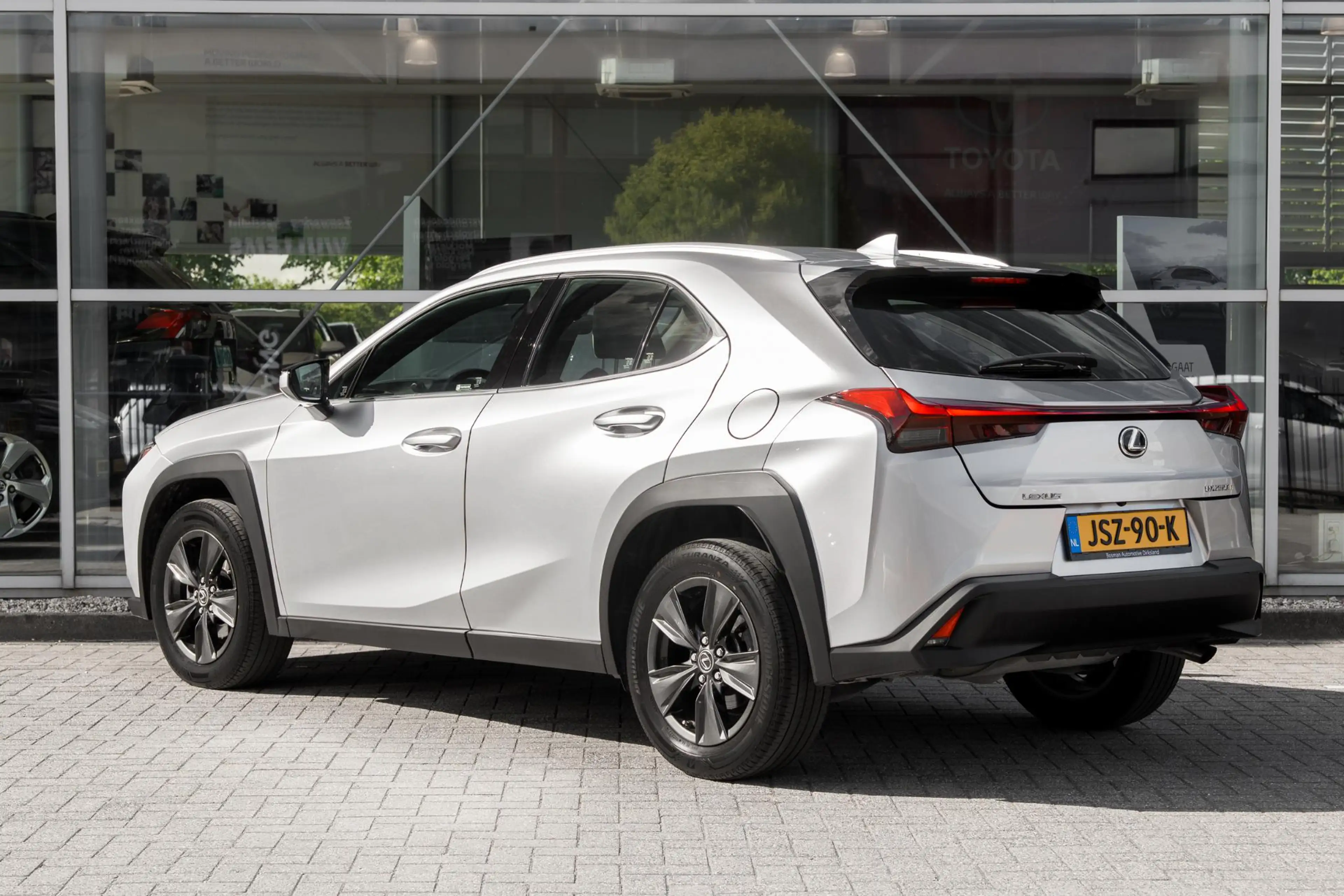 Lexus UX 250h — photo 8