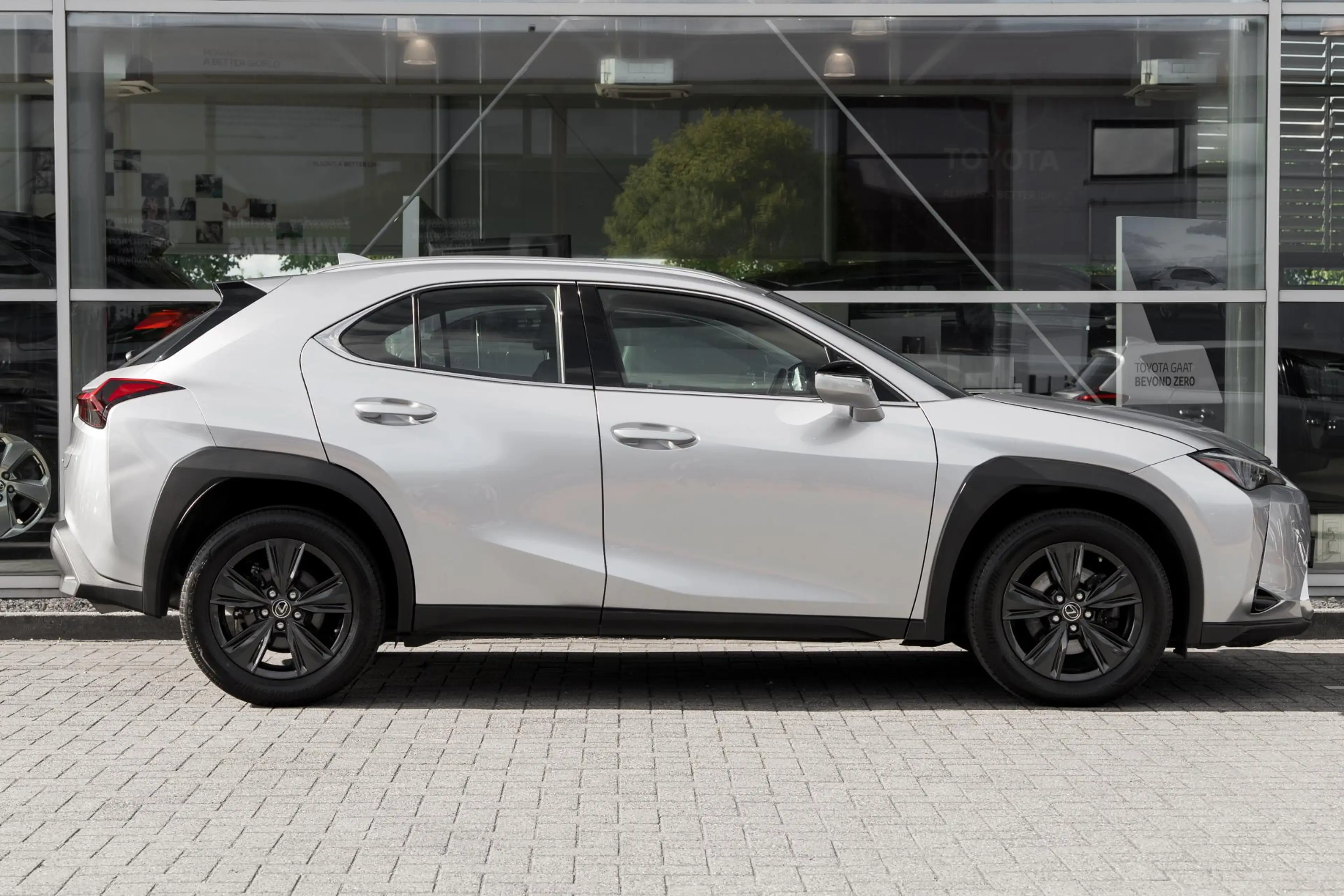 Lexus UX 250h — photo 3