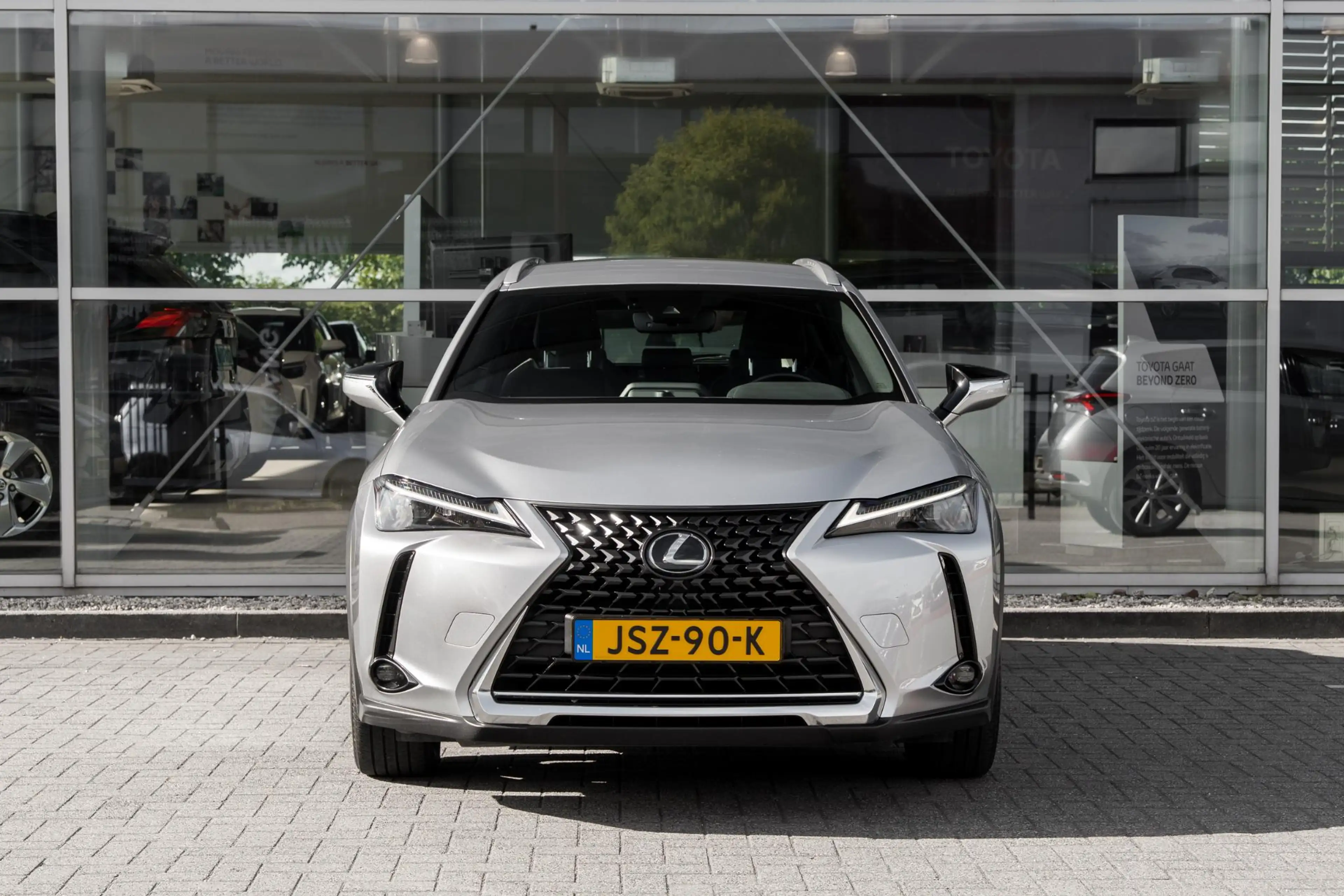 Lexus UX 250h — photo 13