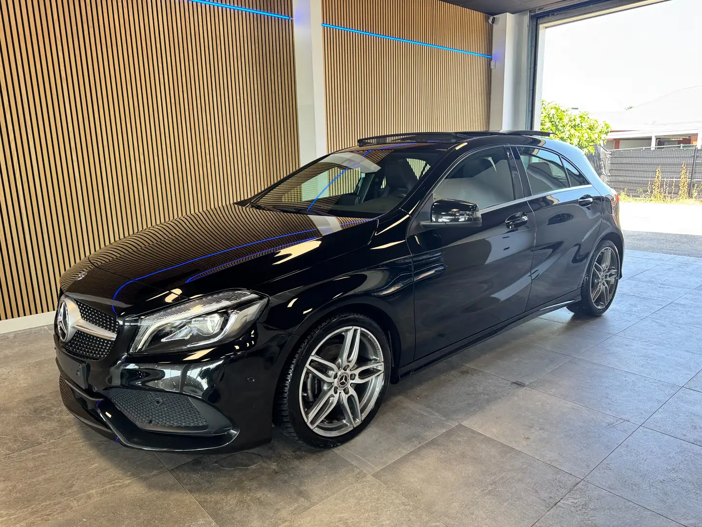Mercedes-Benz A 200 AMG pack interieur en exterieur Noir - 1