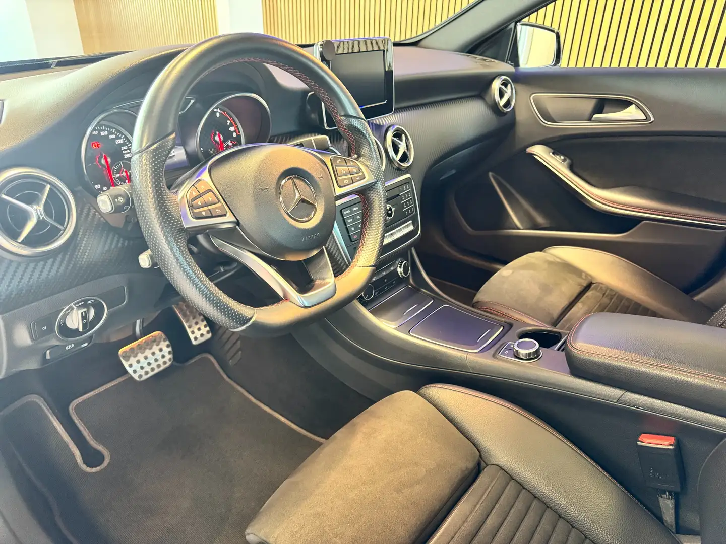 Mercedes-Benz A 200 AMG pack interieur en exterieur Noir - 2
