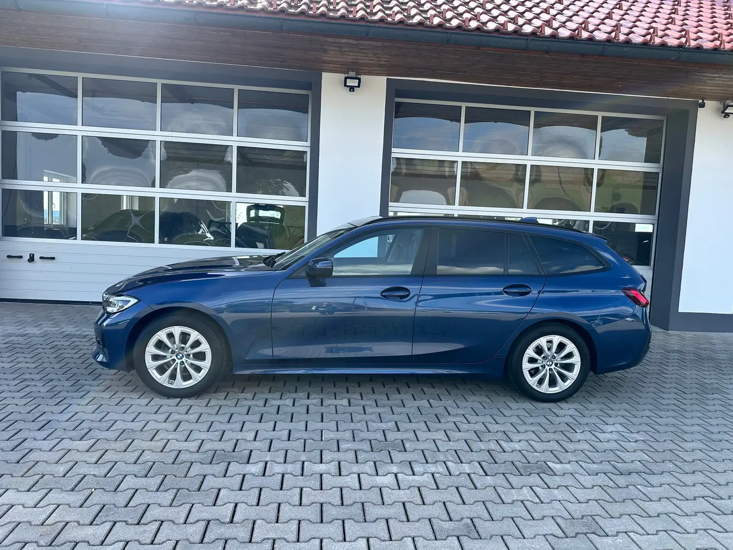 BMW 318 318 d Touring G21 **LASER*PDC*CAR-PLAY*NAVI*AHV** Blau - 2
