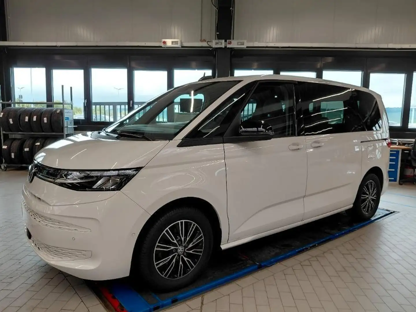 Volkswagen T7 Multivan ACC KÜ 7Sitz AHK STHZ SHZ LED QI RFK Blanc - 2