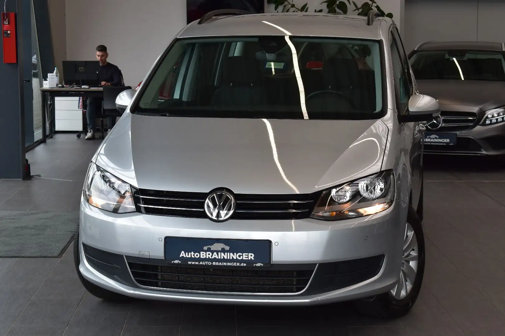 Volkswagen Sharan 2.0TDI DSG Comfortline Navi3D~ACC~RFKam. Plateado - 1