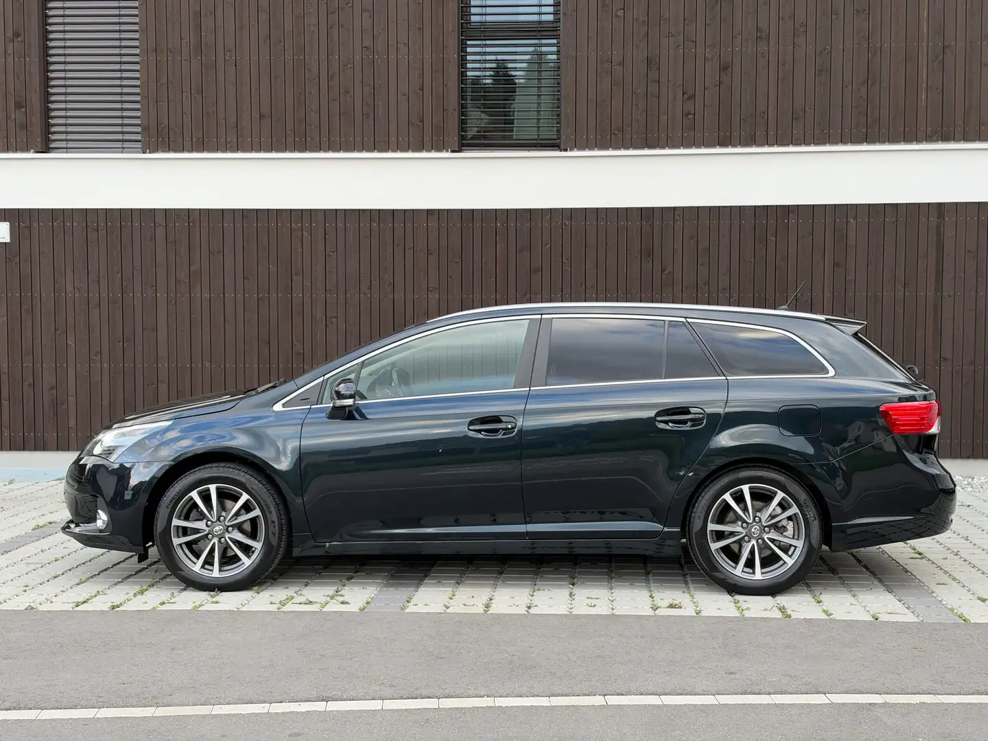 Toyota Avensis 1.8 Automatik | NUR 98.000 KM | 2.Besitz Schwarz - 2