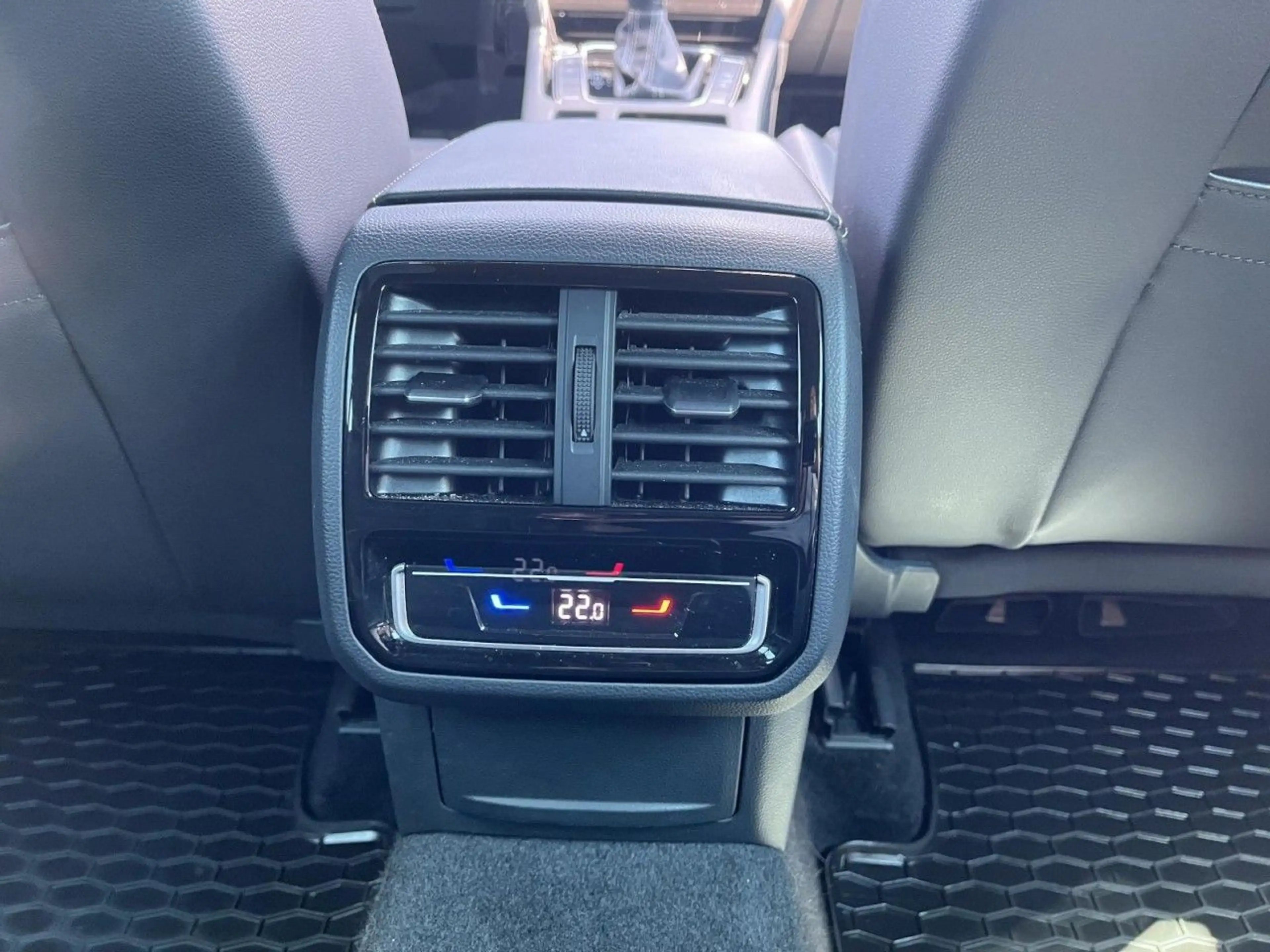 Volkswagen Passat Variant 2.0 TDI DSG R-Line (MatrixLED+AHK — photo 12