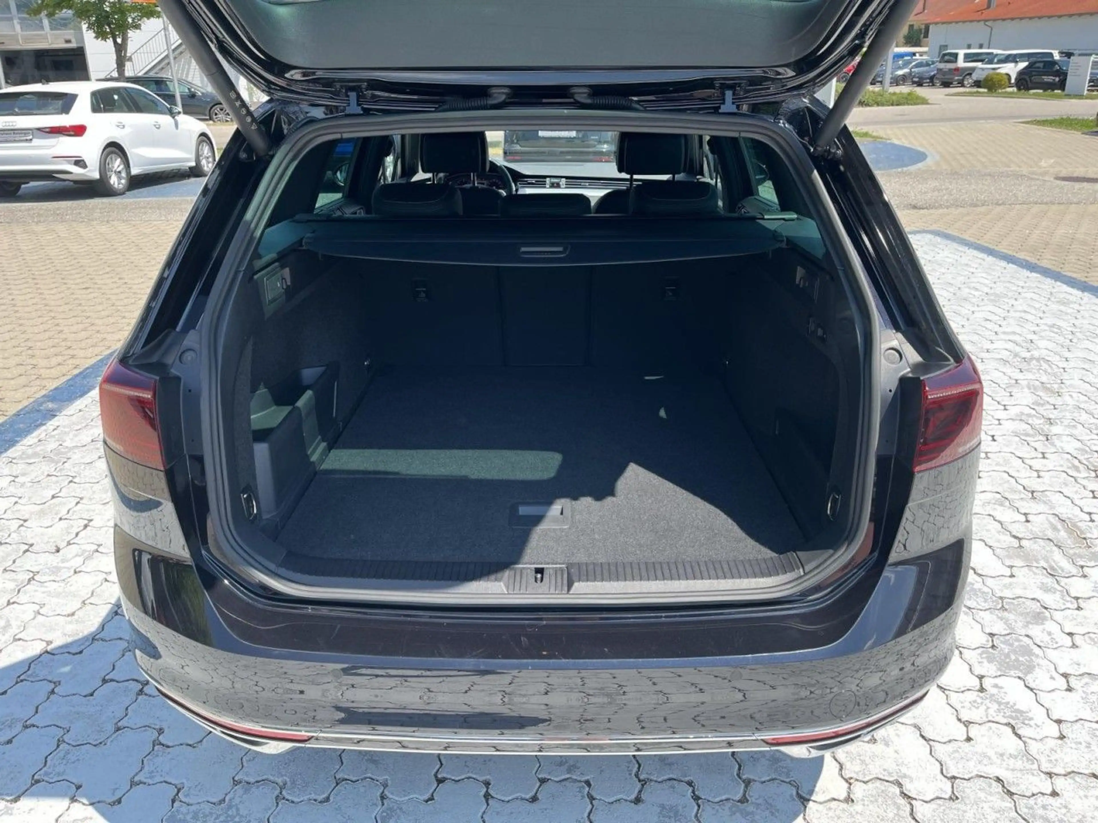 Volkswagen Passat Variant 2.0 TDI DSG R-Line (MatrixLED+AHK — photo 6