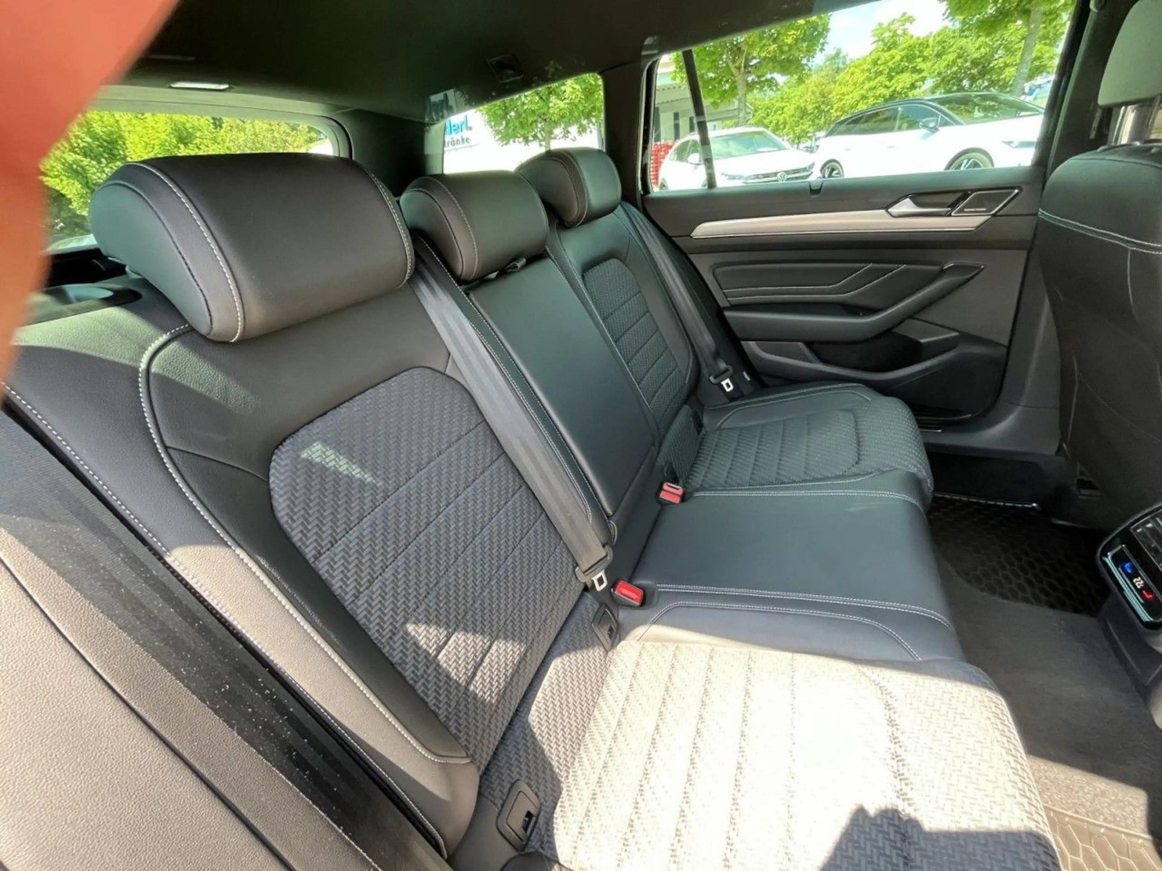 Volkswagen Passat Variant 2.0 TDI DSG R-Line (MatrixLED+AHK — photo 11