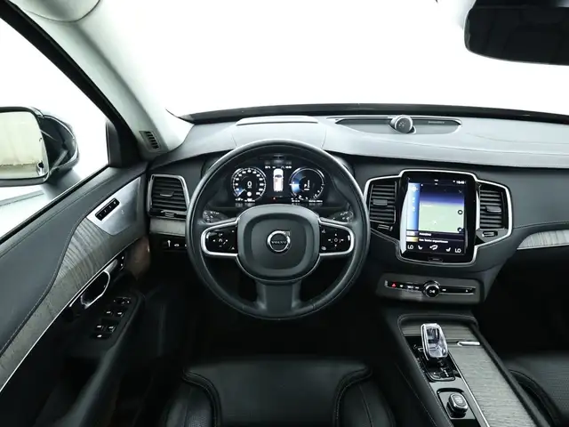 Volvo XC90 view 10