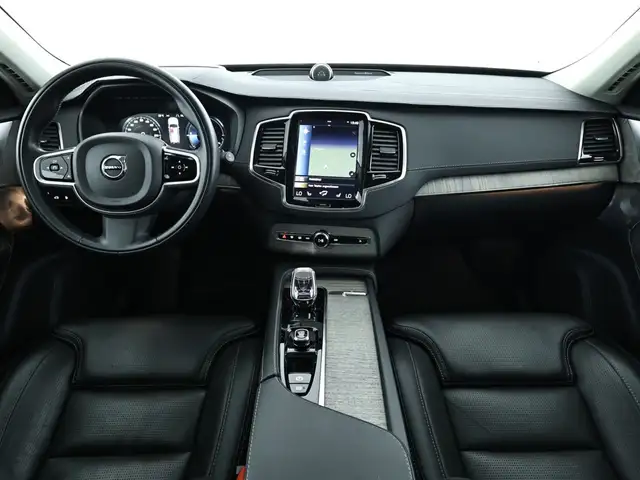 Volvo XC90 view 9