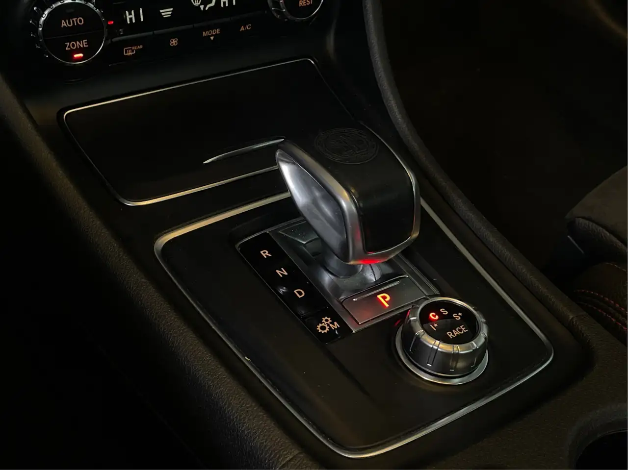 Mercedes-Benz GLA снимка Mercedes-Benz GLA
