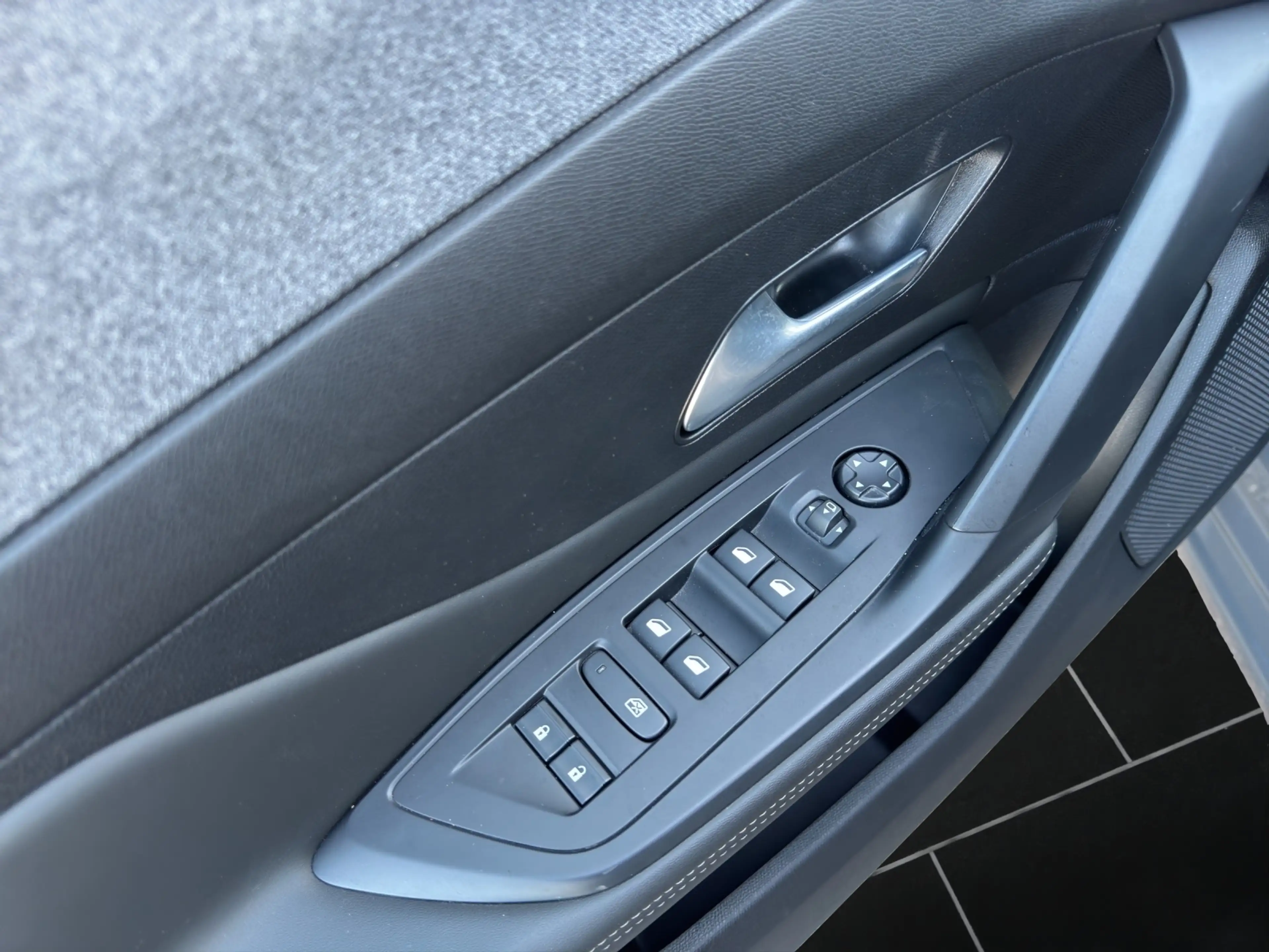 Peugeot 308 SW Hybrid Allure — photo 12