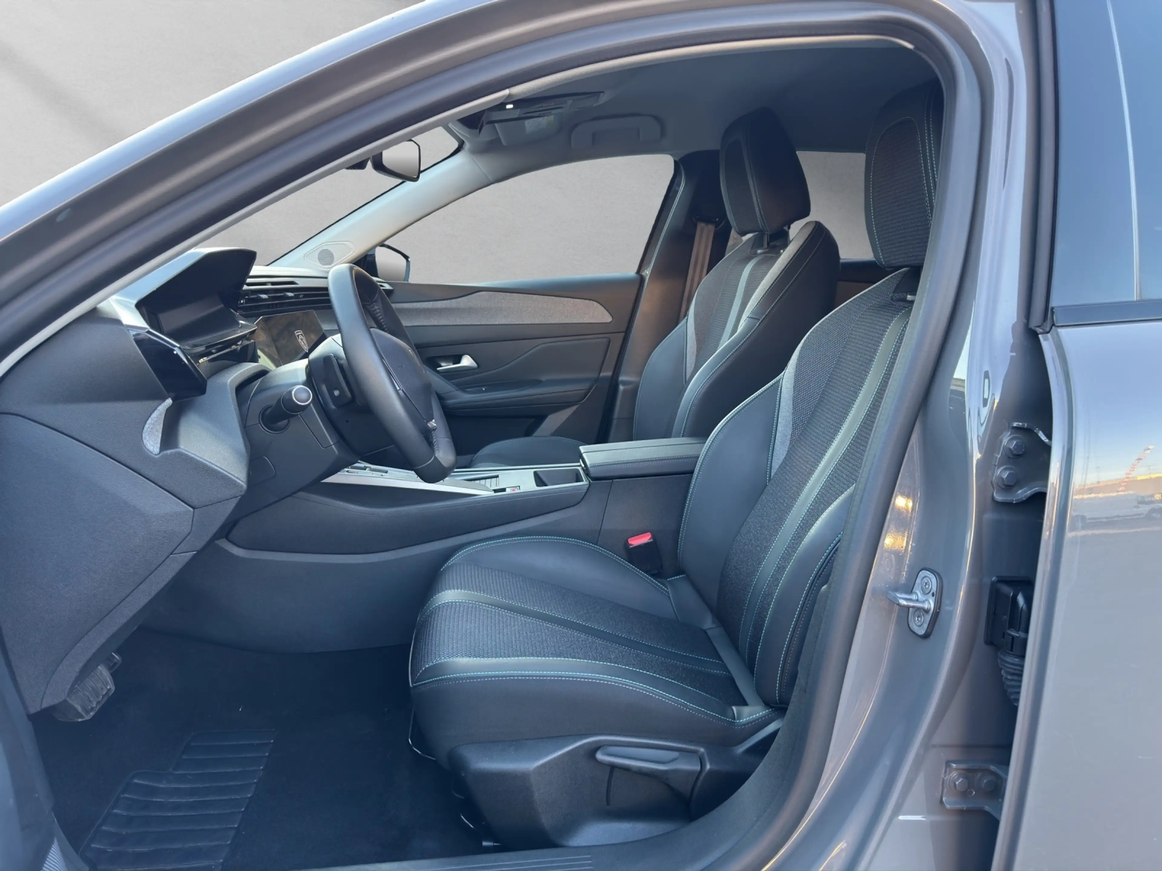 Peugeot 308 SW Hybrid Allure — photo 9