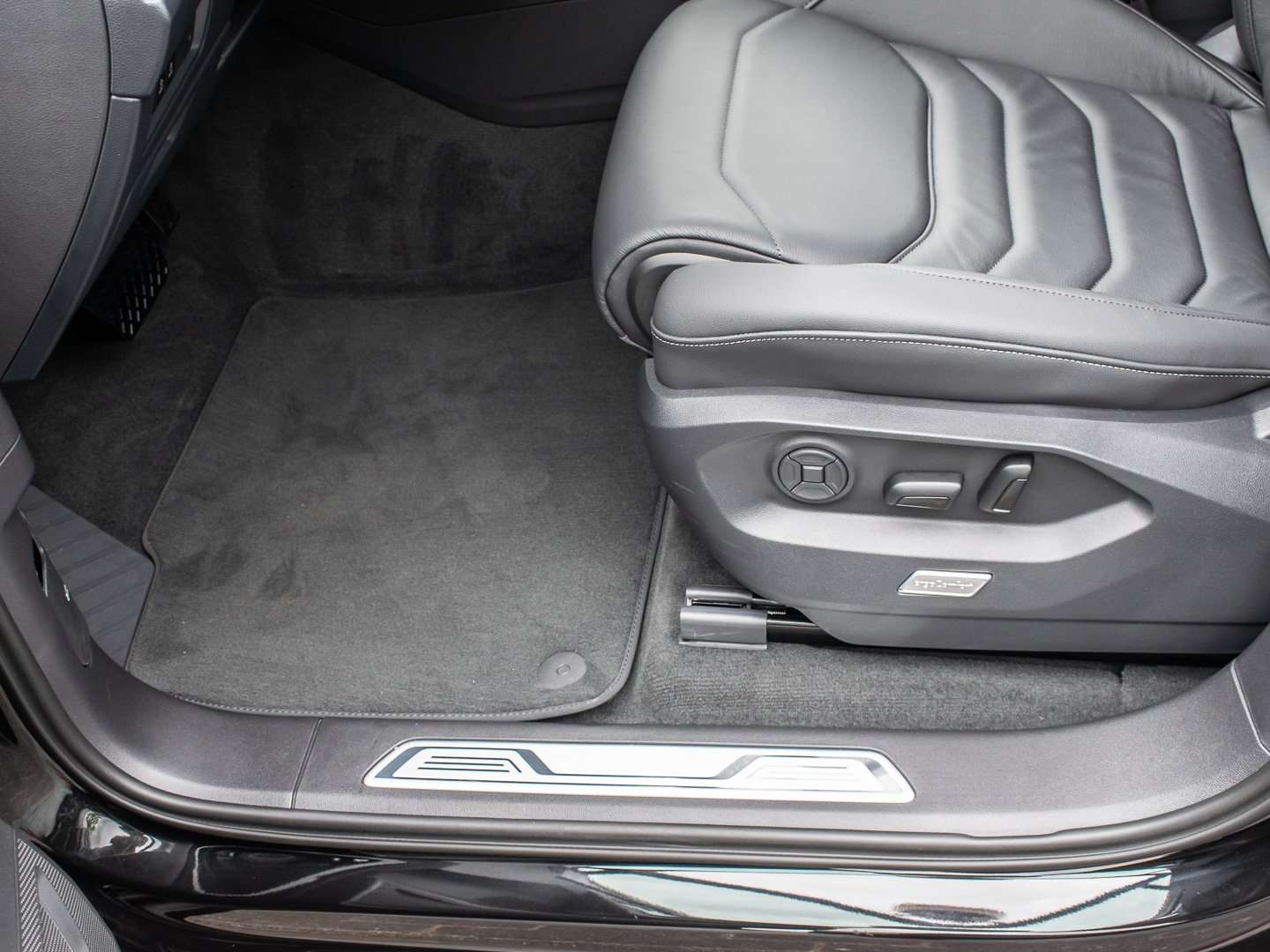 Volkswagen Touareg TDI 4Motion Elegance -  - Joinsteer - #3