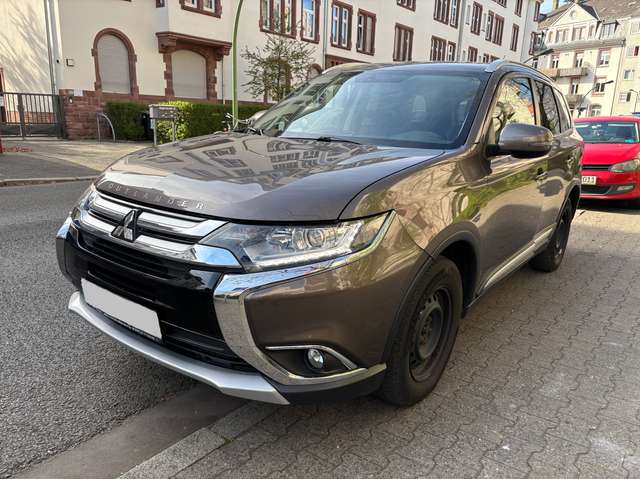 Imagine Mitsubishi Outlander Plus 2WD 7 Sitze E6 KlimAut St/Stop Kamera Tempom
