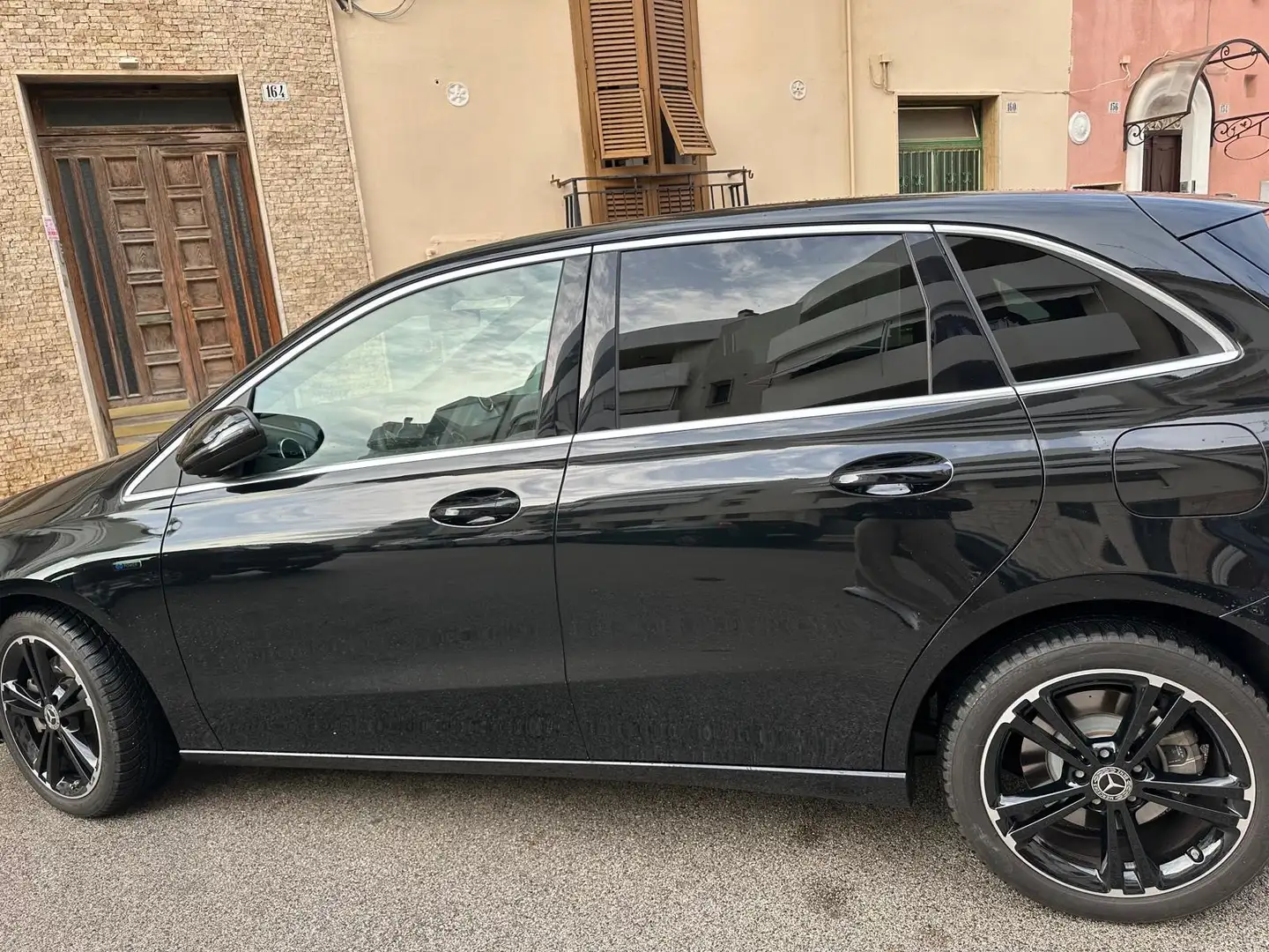 Mercedes-Benz B 250 B 250 e phev (eq-power) Sport Plus auto Černá - 2