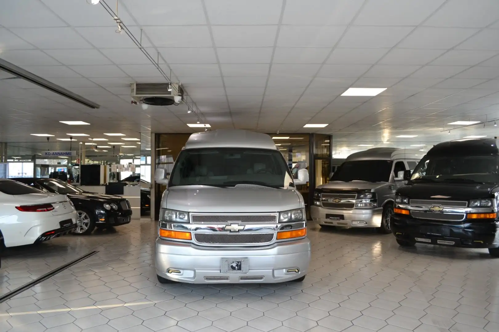 GMC Savana 5,3l V8 Explorer Limited AWD/4X4 Silber - 1