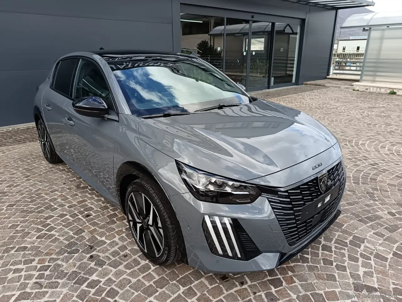 Peugeot 208 Hybrid 136 e-DCS6 GT 3
