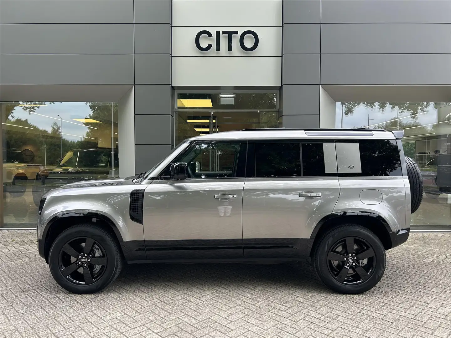 Land Rover Defender 110 P400e PHEV 404PK - XS Edition Grijs - 2