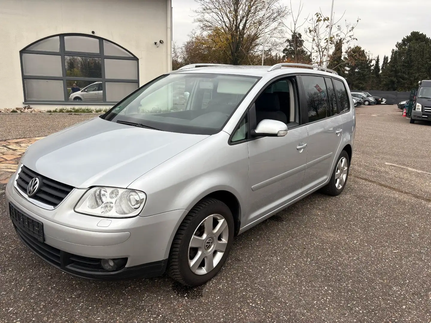 Volkswagen Touran 1.6 AUTOMATIK Xenon Navi 7Sitzer Klima Silber - 1