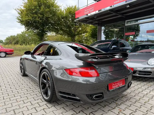 Porsche 911 view 4