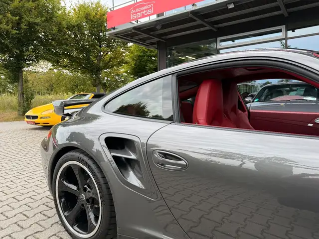 Porsche 911 view 13
