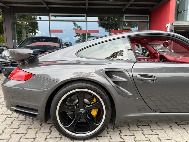 Porsche 911 view 10