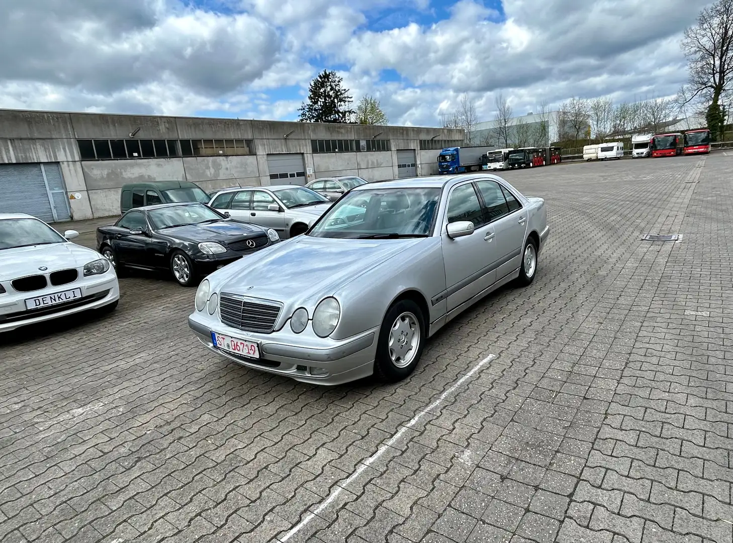 Mercedes-Benz E 240 E-Klasse Classic AUTOMATIC VOLLEDER Plateado - 1