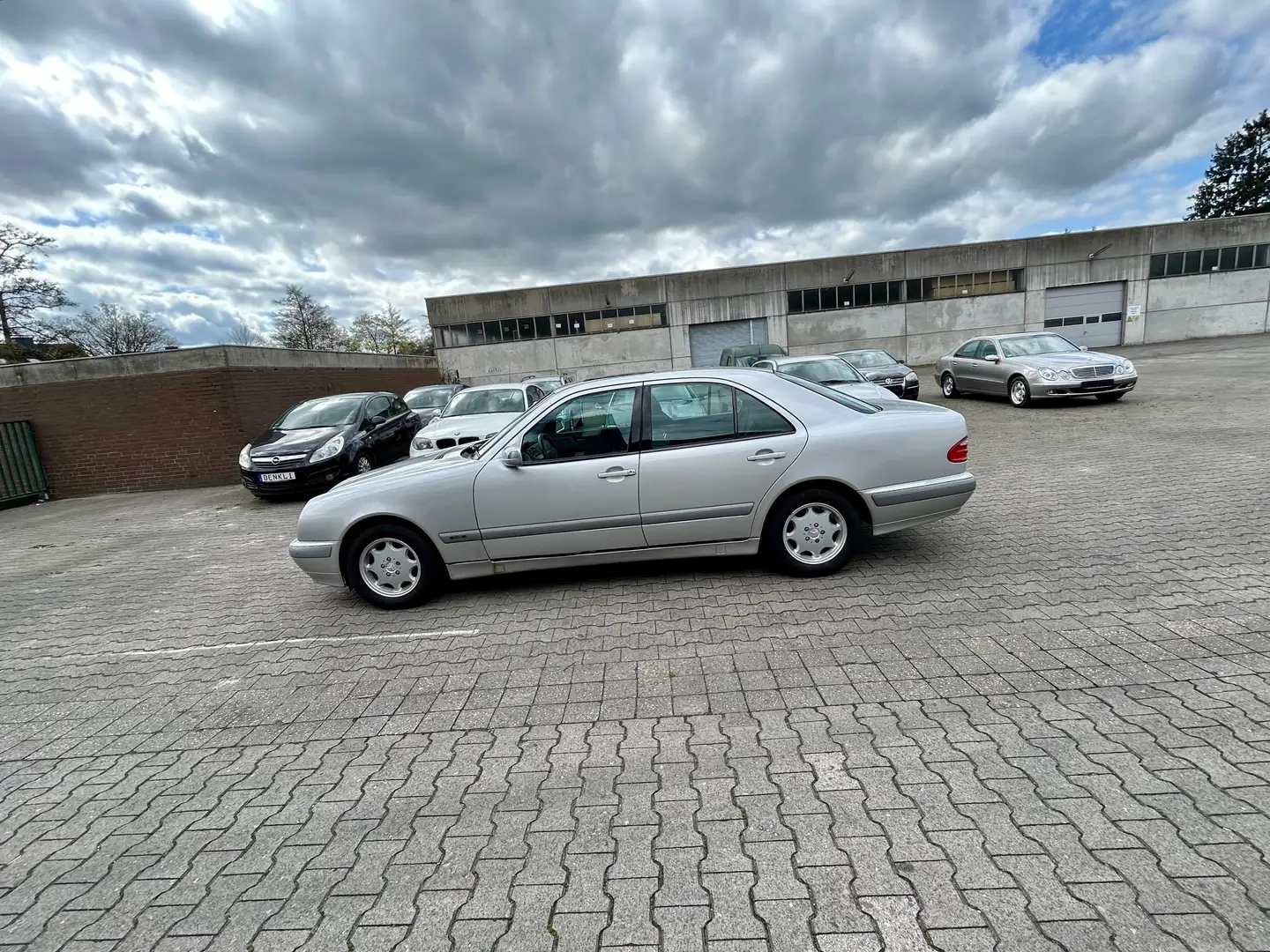Mercedes-Benz E 240 E-Klasse Classic AUTOMATIC VOLLEDER Plateado - 2