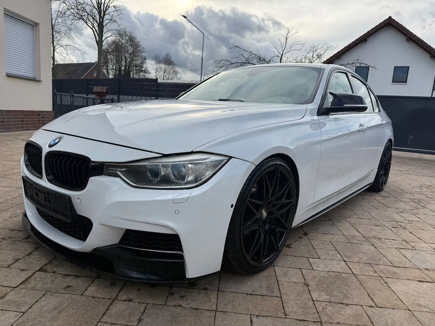 BMW 328 i+M Paket+Leder+Navi+HuD+20"+SSD+H&K+360°+ Blanc - 1