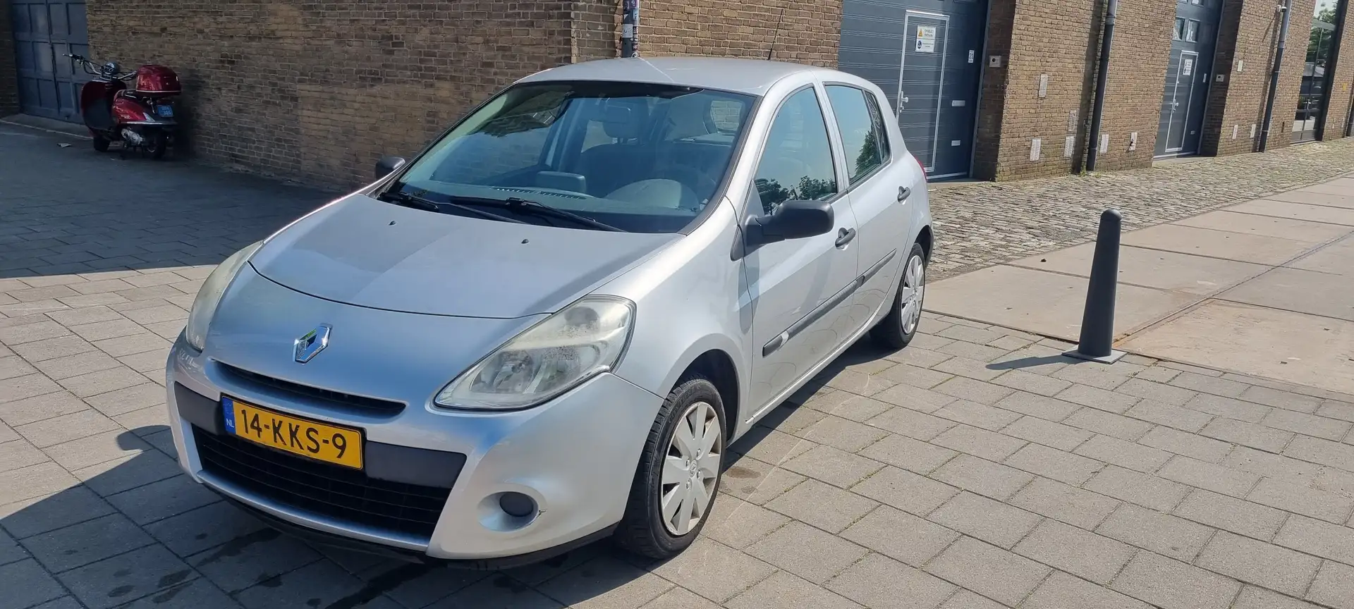 Renault Clio Clio 1.2 Special Line Srebrny - 1