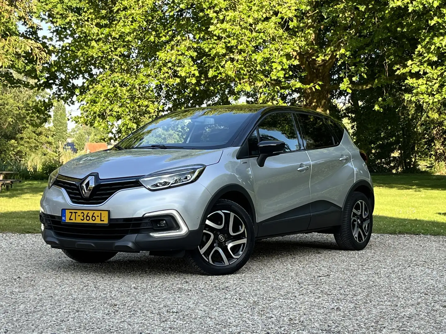 Renault Captur 120 PK Bose, Camera, Leer, Navi, Pano Gris - 1