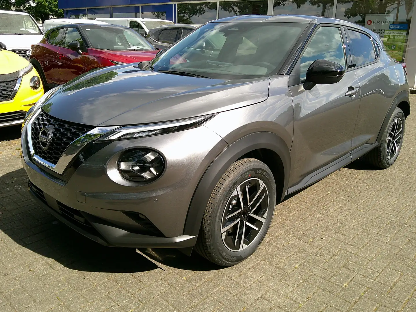 Nissan Juke 1,0 DIG-T 114 PS 6MT N-CONNECTA Winter II Grau - 1