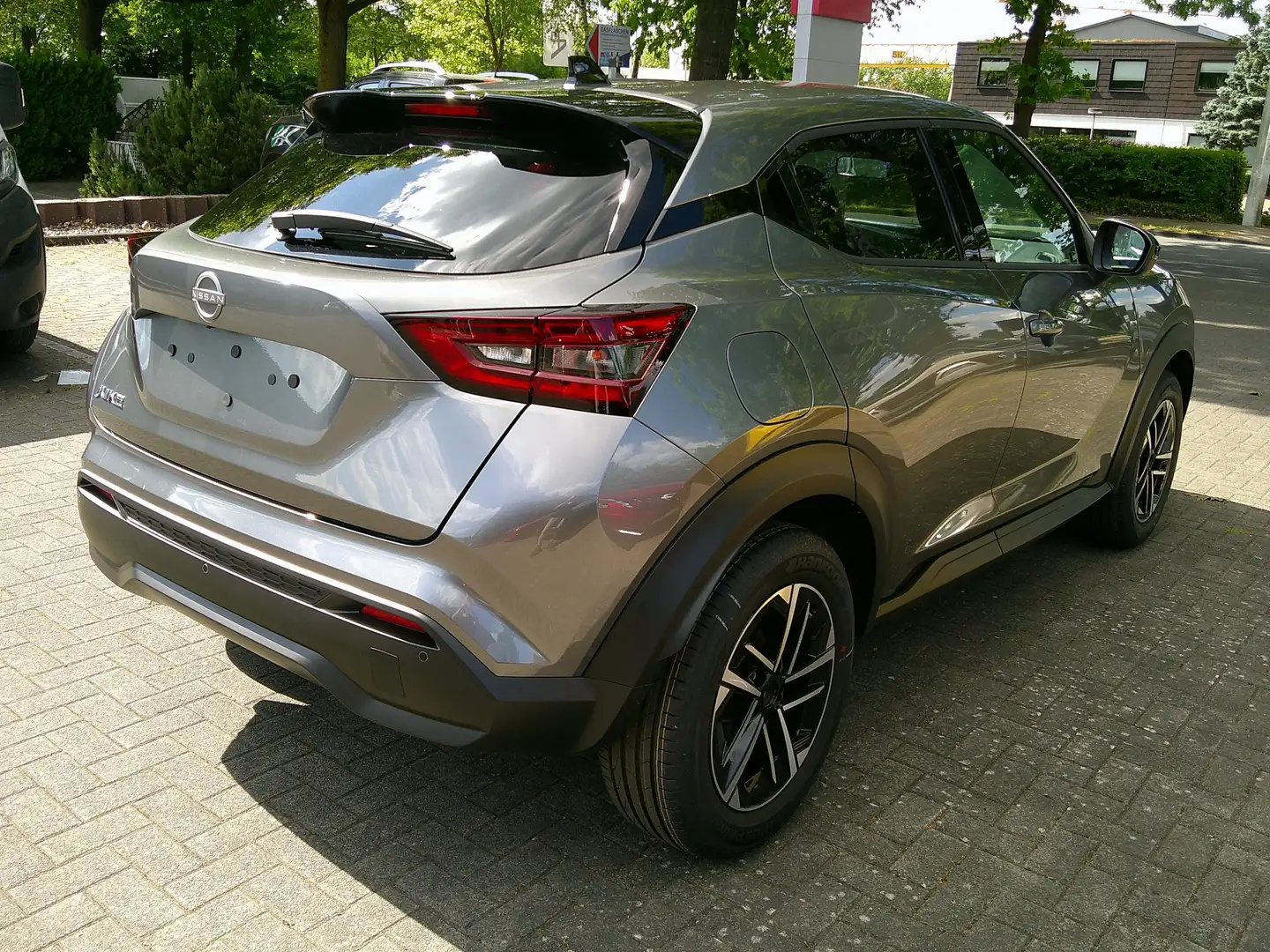 Nissan Juke 1,0 DIG-T 114 PS 6MT N-CONNECTA Winter II Grau - 2