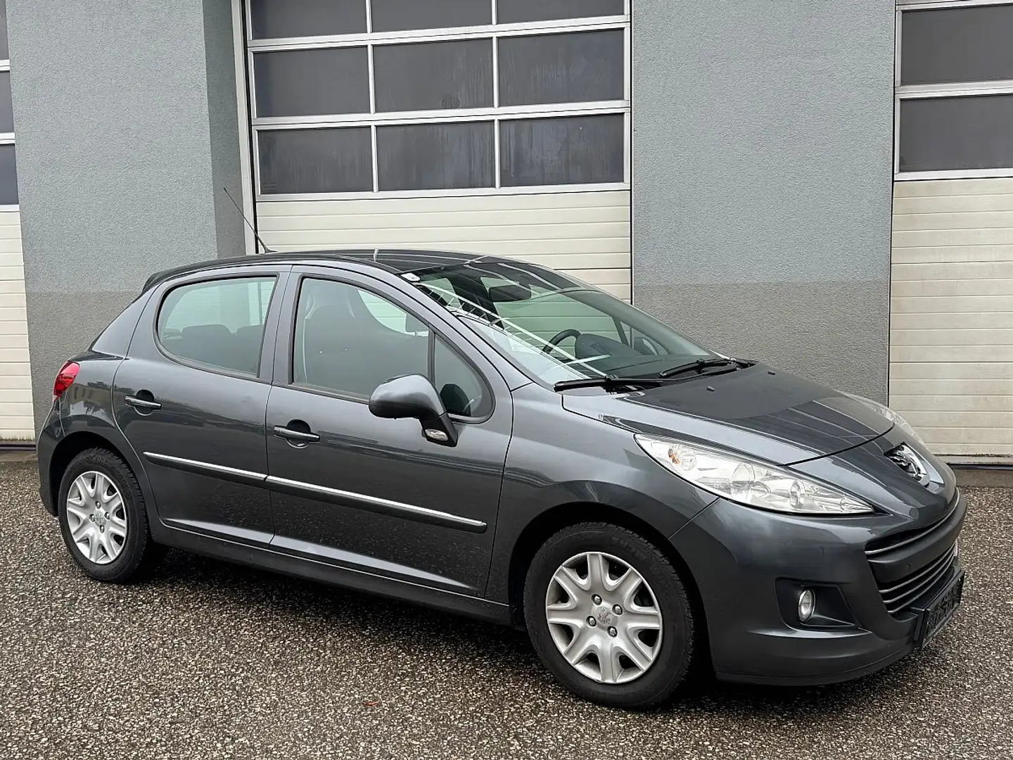 Peugeot 207 Active 1,6 HDi 90 Grau - 2