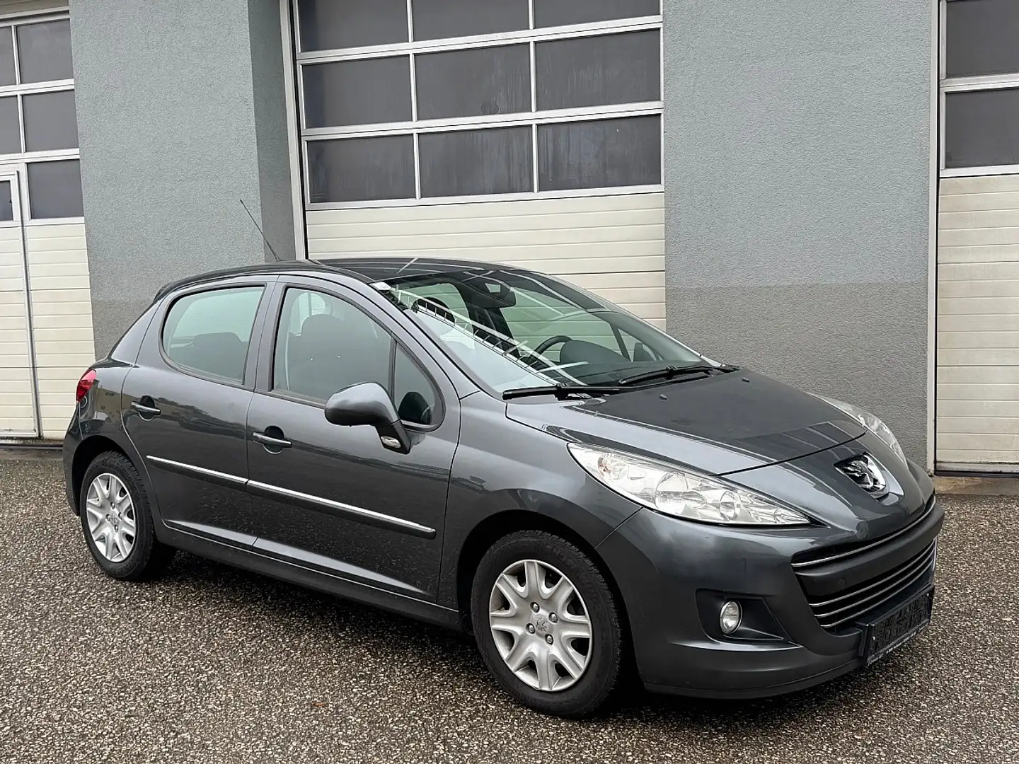 Peugeot 207 Active 1,6 HDi 90 Grau - 1