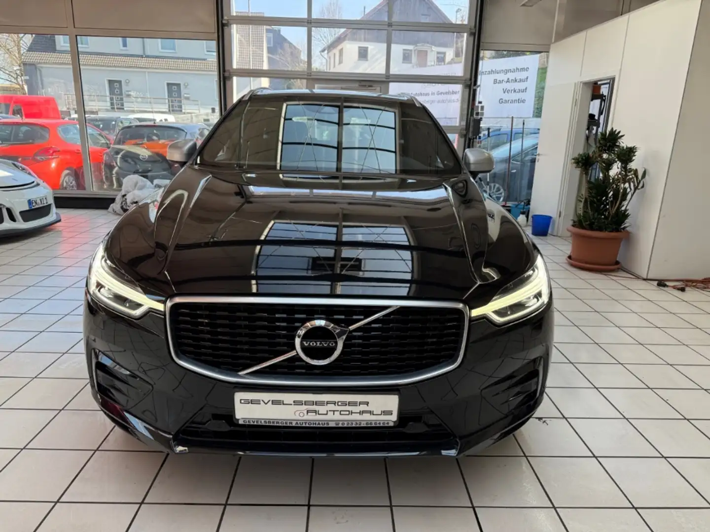 Volvo XC60 R Design AWD D4 EU6d-T 1.Hand StandHZG AHK Navi Di Schwarz - 2