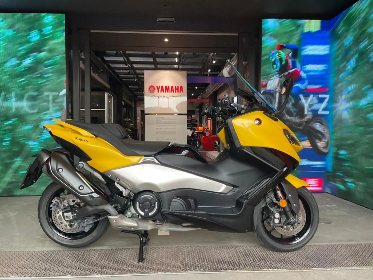 Yamaha TMAX 560 . Jaune - 1