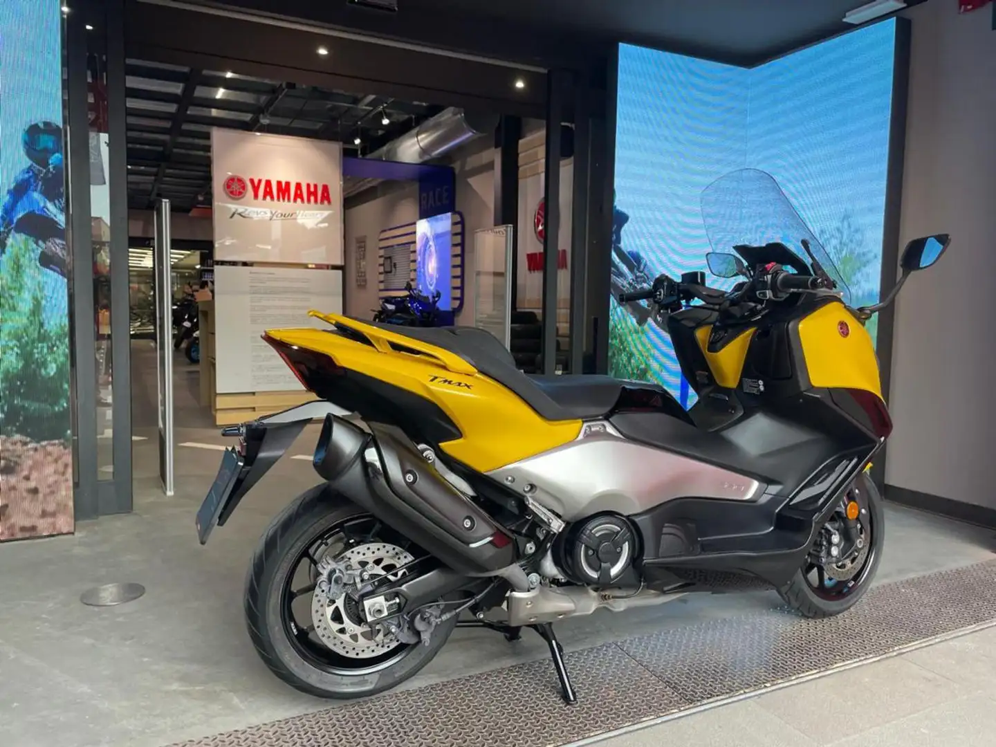 Yamaha TMAX 560 . Jaune - 2