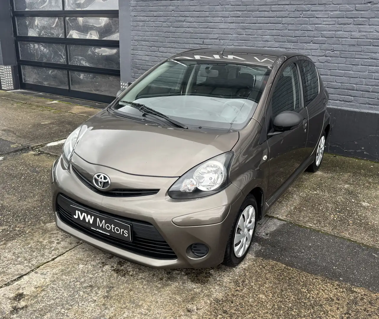 Toyota Aygo 1.0i * 85dKm * Airco * 2014 * Garantie Brun - 1