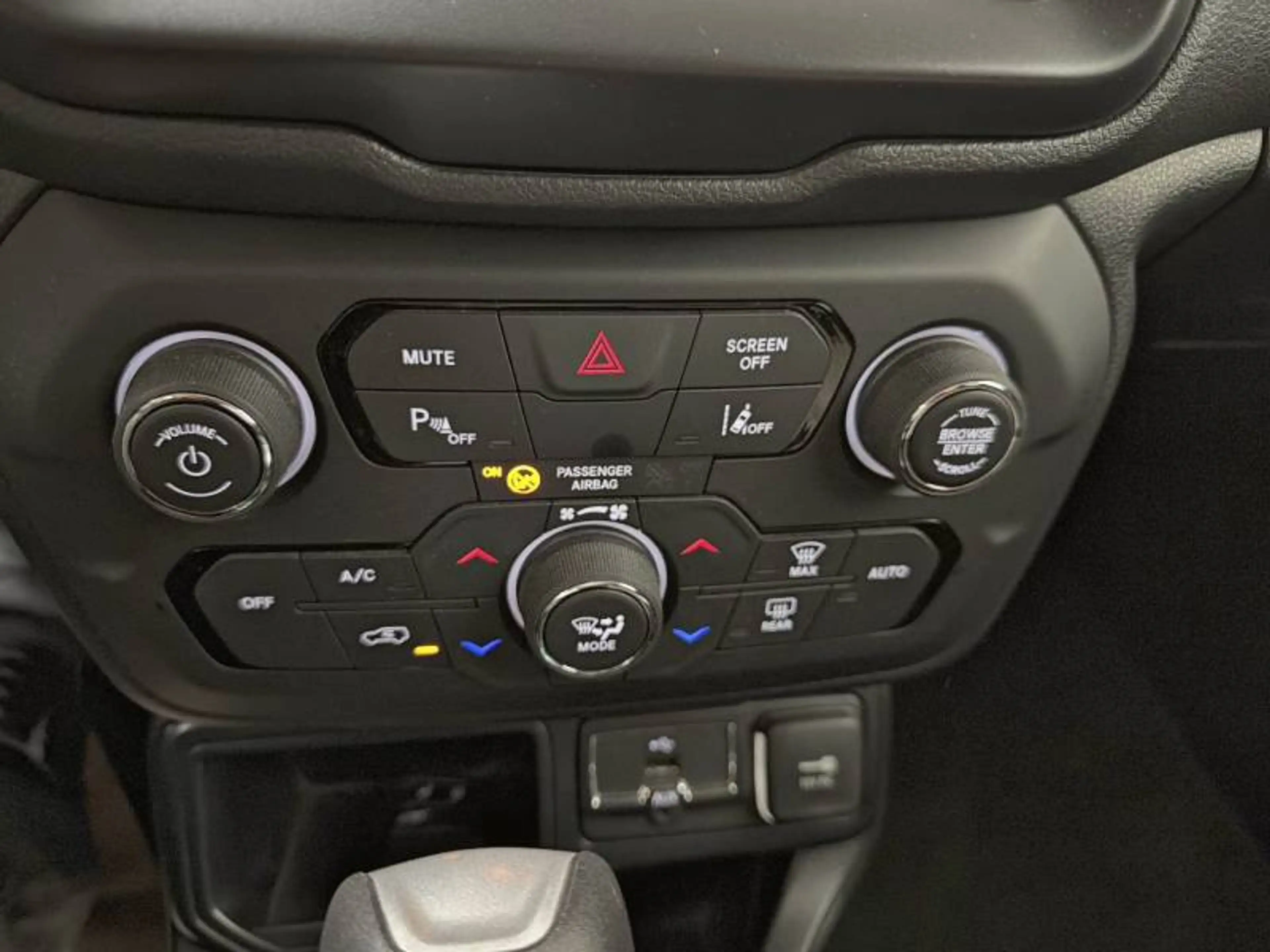 Jeep Renegade 1 1.3 T4 150 4x2 DDCT Downtown — photo 14