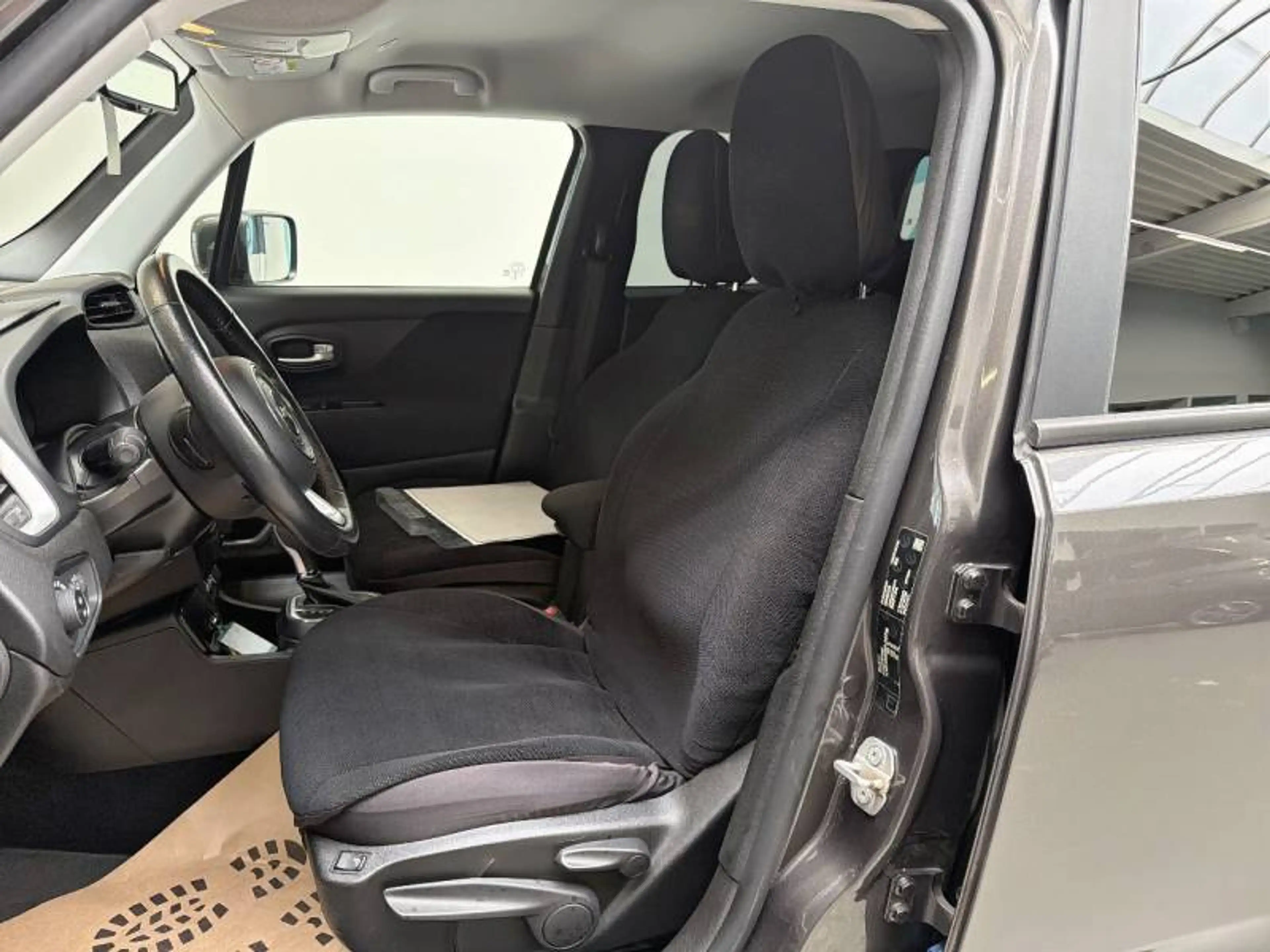 Jeep Renegade 1 1.3 T4 150 4x2 DDCT Downtown — photo 9